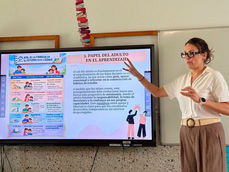 La psicóloga Almudena Boullosa durante la charla