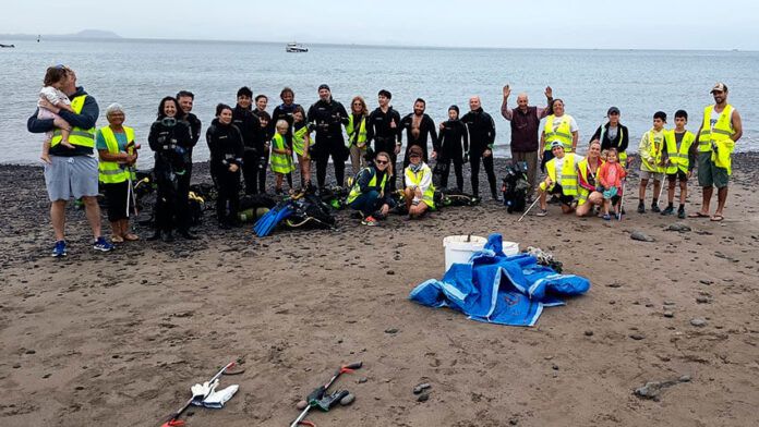 Noticias Playa Blanca | Una treintena de voluntarios participan de una nueva jornada de limpieza de playa y fondo marino en Las Coloradas