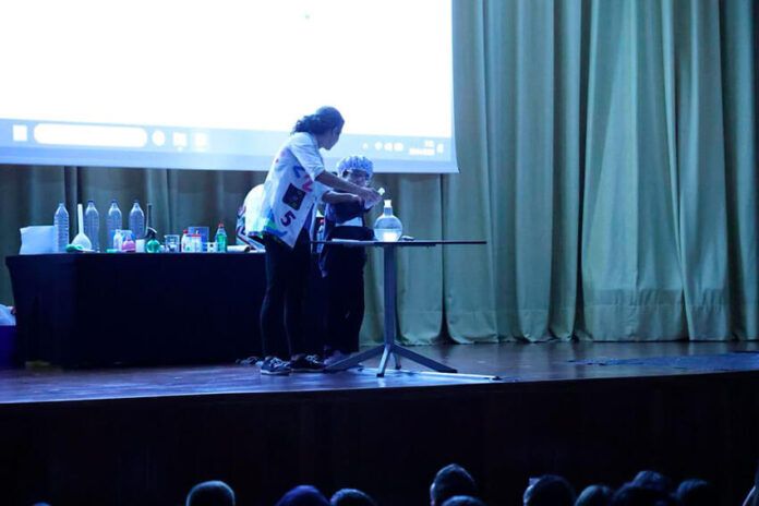 Noticias | El humor y las artes escénicas despiertan vocaciones científicas en Lanzarote y La Graciosa