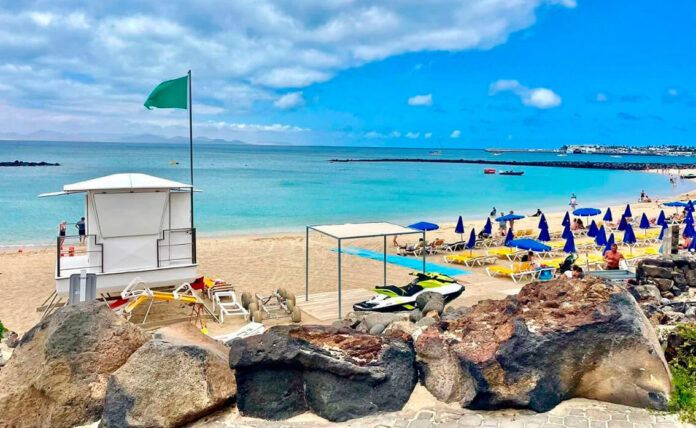 Noticias Playa Blanca | Abierta al baño Playa Dorada tras el control de Salud Pública