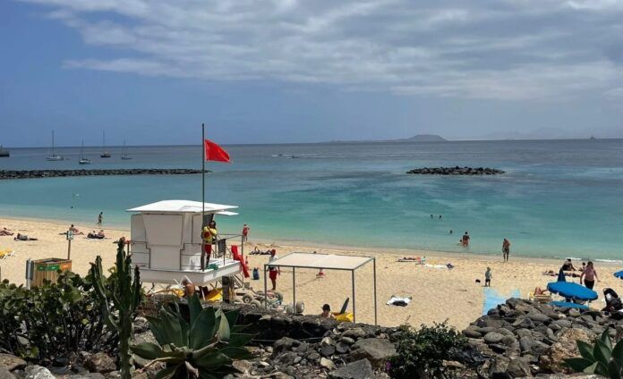 Bandera roja en Playa Dorada Yaiza prohíbe el baño en Playa Dorada por contaminación bacteriana