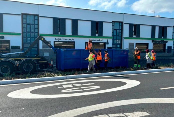 Personal contratado realizando labores este miércoles en Playa Blanca Noticias Yaiza | Yaiza refuerza servicios con 43 personas contratadas a través de dos convenios de empleo