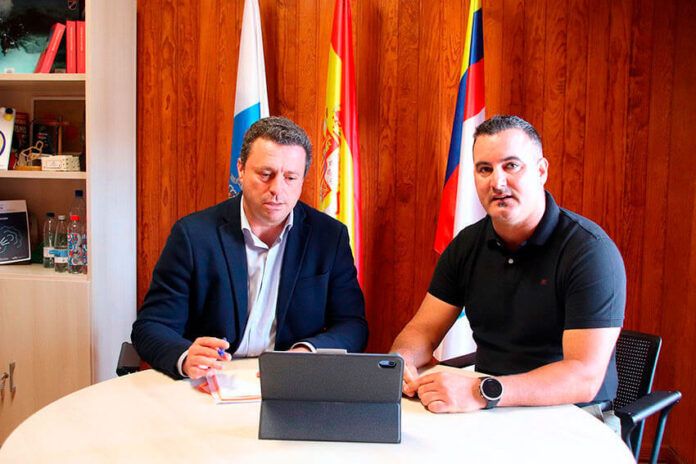 El alcalde Óscar Noda y el concejal de Deportes Ángel Lago Noticias Yaiza | Yaiza abona 89.000 euros más al deporte base