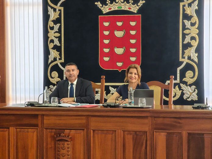 El presidente y la vicepresidenta del Cabildo de Lanzarote, Oswaldo Betancort y María Jesús Tovar Noticias | El Cabildo aprueba inicialmente el Plan de Cooperación Municipal para cuatro municipios