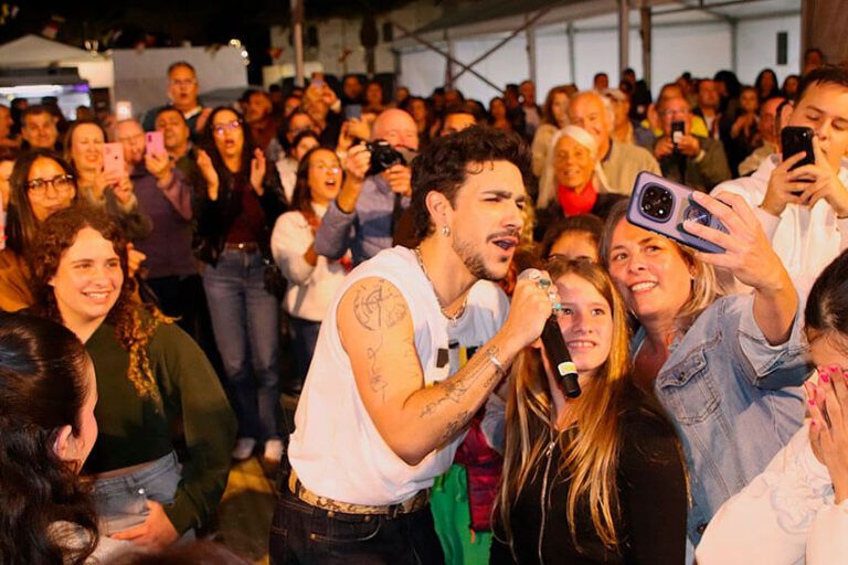 Noticias Yaiza | Hermida canta a Uga con el pueblo pidiendo ‘que no se acabe la noche’