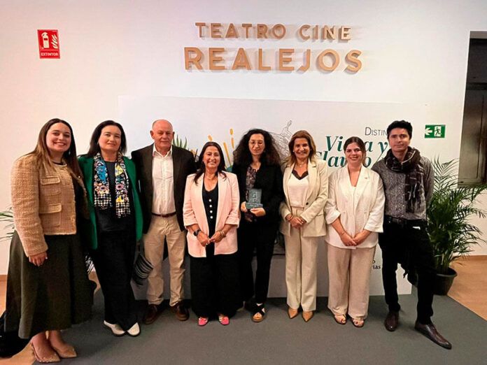 Noticias Yaiza | El Cabildo felicita al IES Yaiza tras recibir la Distinción Viera y Clavijo 2025 por su triatlón