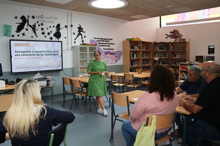 Noticias Playa Blanca | Playa Blanca cierra el programa Educar en Familia con una jornada sobre el uso consciente de la tecnología en menores