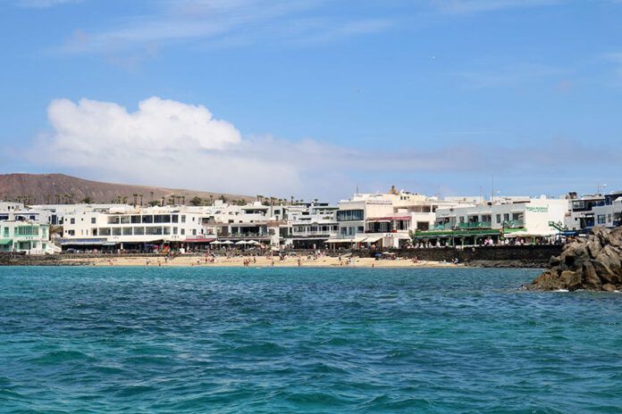 Noticias Playa Blanca | Yaiza suma la Bandera Azul del Puerto de Playa Blanca y mantiene los distintivos de la playa del pueblo y Puerto Calero