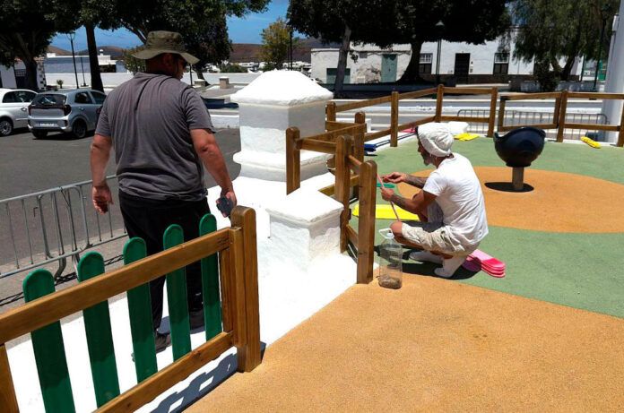 Trabajos de mantenimiento en un parque infantil de Yaiza Noticias Yaiza | Yaiza moderniza y mantiene sus áreas de juego infantiles