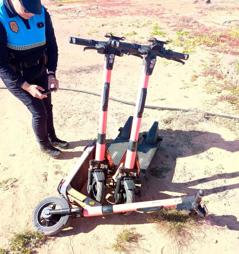 Noticias Yaiza | La Policía Local de Yaiza retira 82 patinetes de alquiler en Playa Blanca