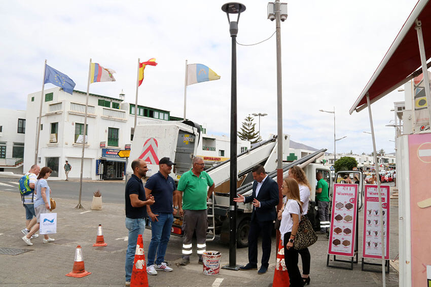 Noticias Yaiza | Yaiza renueva las farolas de la céntrica calle Limones de Playa Blanca