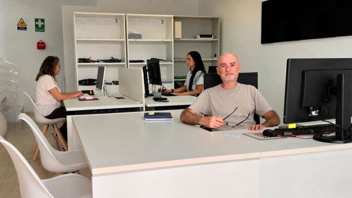 Equipo-de-trabajando-Fernandez-Asesores-Lanzarote,-en-Playa-Blanca Noticias Playa Blanca | Fernández Asesores Lanzarote abre oficina en Playa Blanca