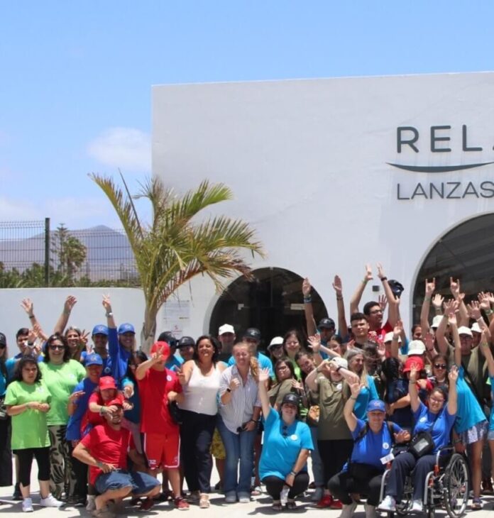 Foto de grupo Noticias Playa Blanca | Más de cincuenta jóvenes disfrutan en Playa Blanca del erasmus canario inclusivo