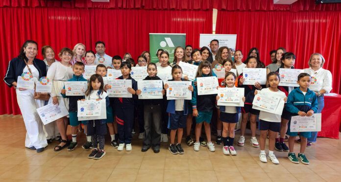 Foto de grupo de premiados Noticias Yaiza | Doce centros educativos y 767 alumnos participan en el concurso escolar de la FTL y Asolan por el Día del Medio Ambiente