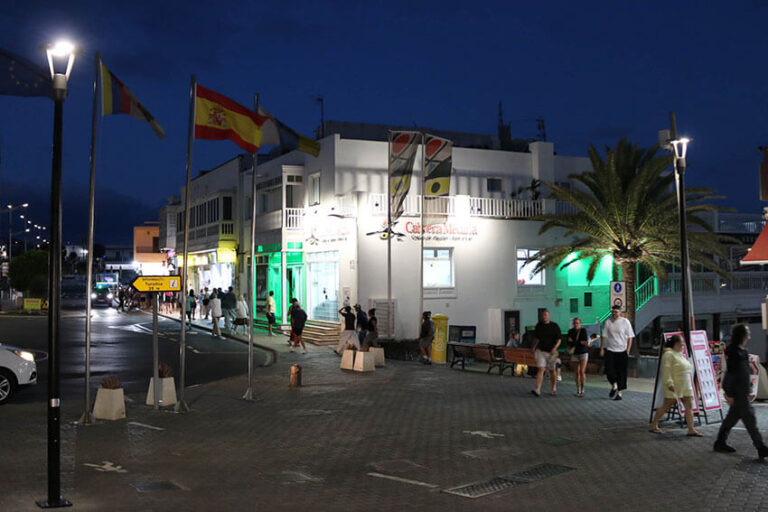 Noticias Playa Blanca | Yaiza renueva las farolas de la céntrica calle Limones de Playa Blanca