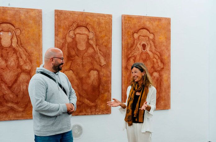 La artista alemana, Heike Krause, junto al edil de Cultura de Yaiza, César RIjo Noticias Yaiza | Yaiza expone la esencia pura y creativa de Heike Krause