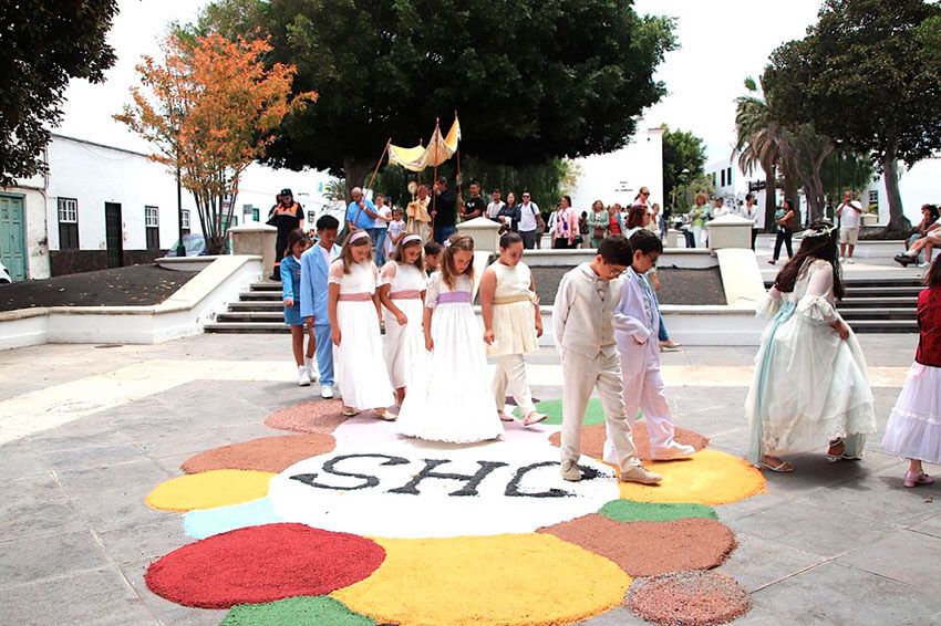 Las alfombras de sal guían la celebración del Corpus en Yaiza