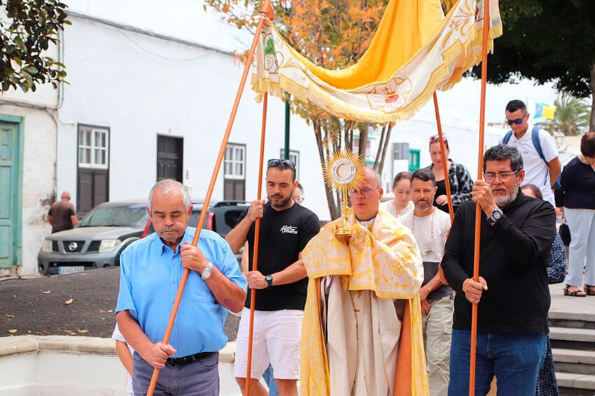 Las alfombras de sal guían la celebración del Corpus en Yaiza