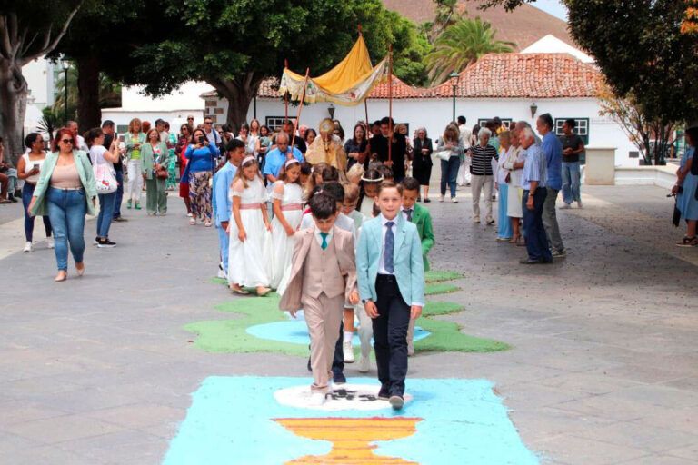 Noticias Yaiza | Las alfombras de sal guían la celebración del Corpus en Yaiza