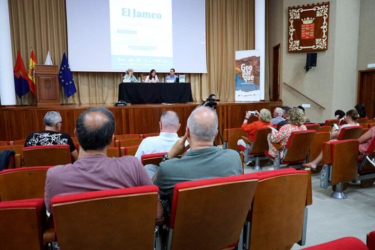 Noticias | Geoparque Lanzarote y Archipiélago Chinijo lanza la revista El Jameo para conectar a la ciencia con la ciudadanía