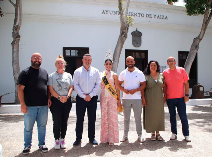 Amaira Cedrés junto a representantes del Consistorio sureño Noticias Yaiza | Amaira Cedrés, orgullosa de sus orígenes en Femés