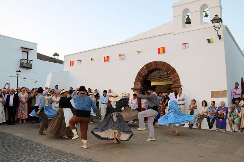 Femés vive con emoción su día grande de San Marcial