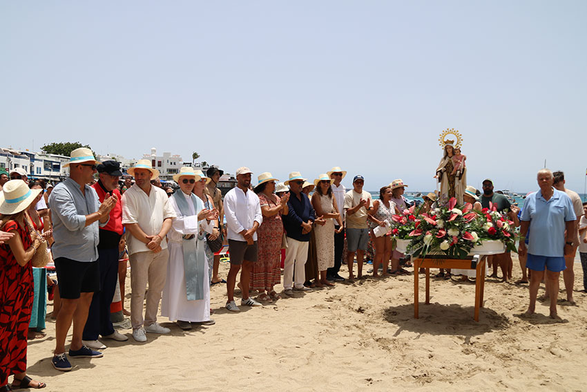 Playa Blanca embarca a la Virgen del Carmen con más de cincuenta barcos en su litoral