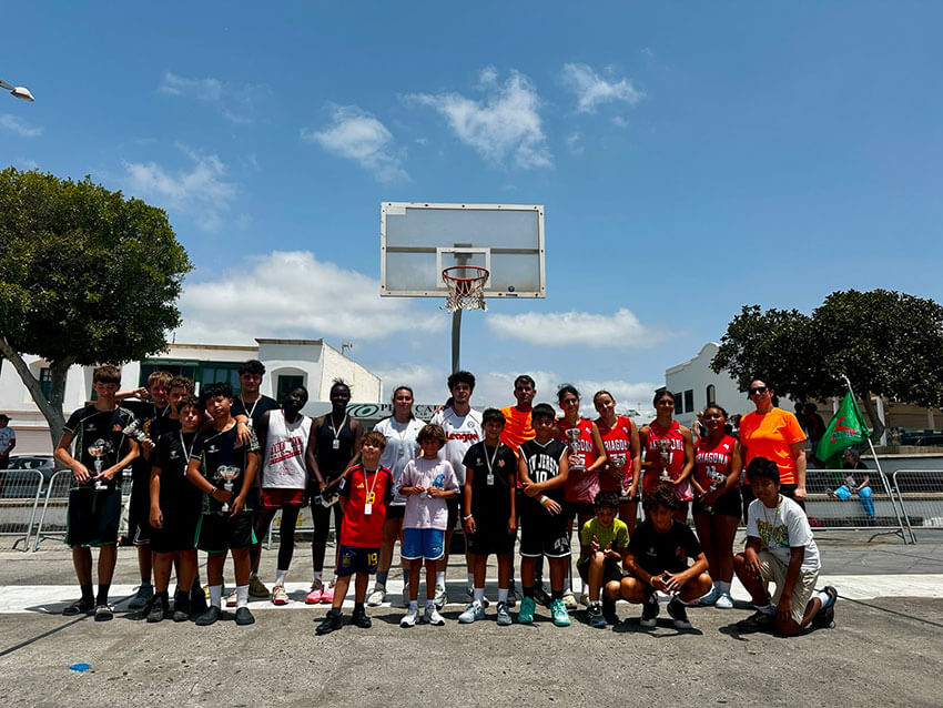 El XV Torneo 3x3 del Club Tinyala llena de baloncesto y compañerismo la Plaza del Carmen