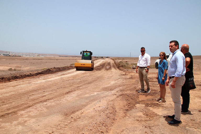 Noticias Playa Blanca | Yaiza arregla la carretera de Papagayo y recuerda al Cabildo la obligación compartida en la conservación de Los Ajaches