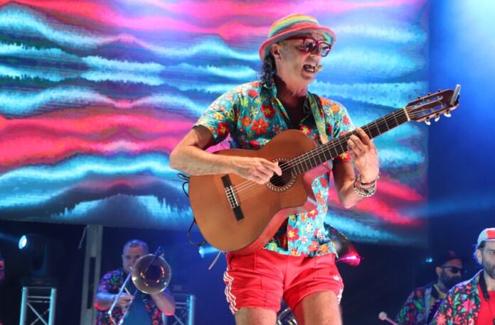 Arístides Moreno y el público se divierten en Playa Blanca