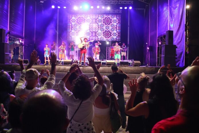 Arístides Moreno y la 101 Brass Band Noticias Playa Blanca | Arístides Moreno y el público se divierten en Playa Blanca