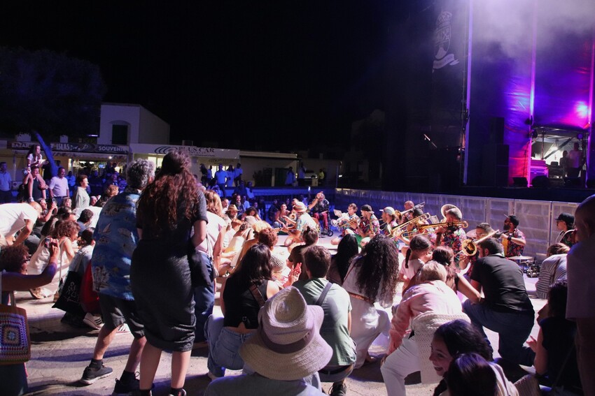 Noticias Yaiza | Arístides Moreno y el público se divierten en Playa Blanca