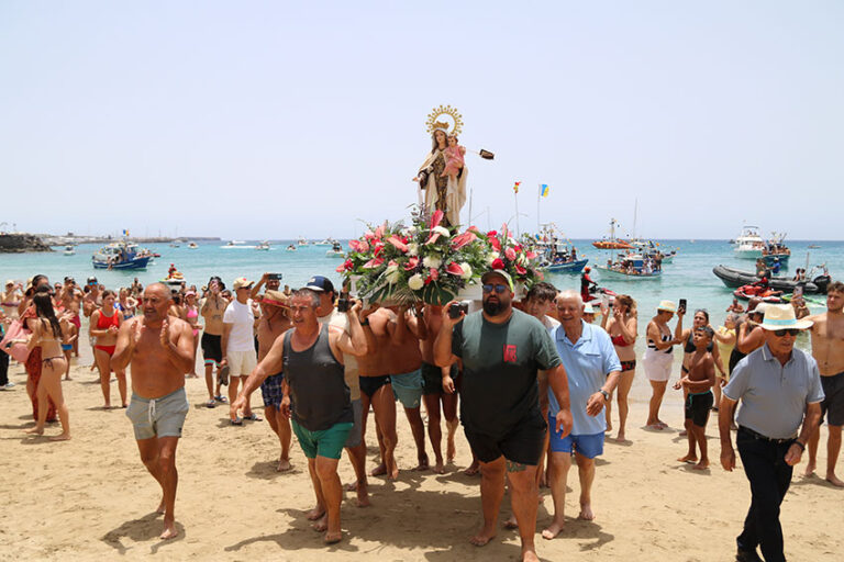 Noticias Playa Blanca | Playa Blanca embarca a la Virgen del Carmen con más de cincuenta barcos en su litoral