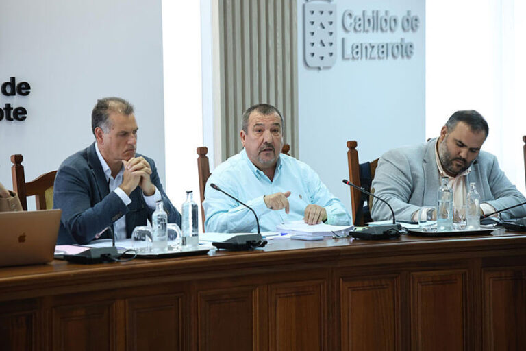 Noticias | Lanzarote cuenta por primera vez con un Reglamento de Áreas Sensibles para ordenar el servicio del taxi en puntos estratégicos