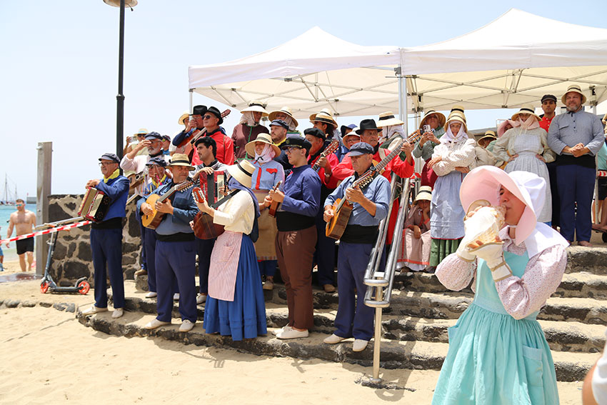 Playa Blanca embarca a la Virgen del Carmen con más de cincuenta barcos en su litoral