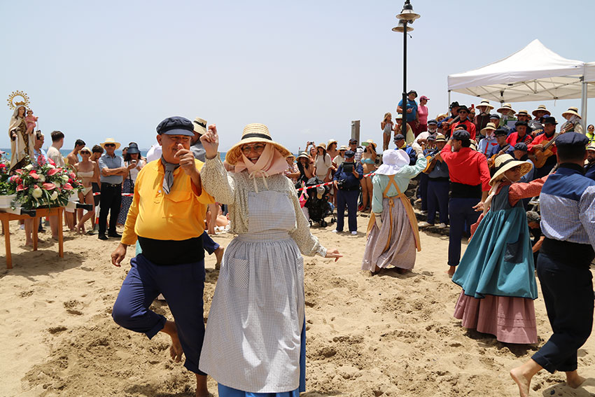 Playa Blanca embarca a la Virgen del Carmen con más de cincuenta barcos en su litoral