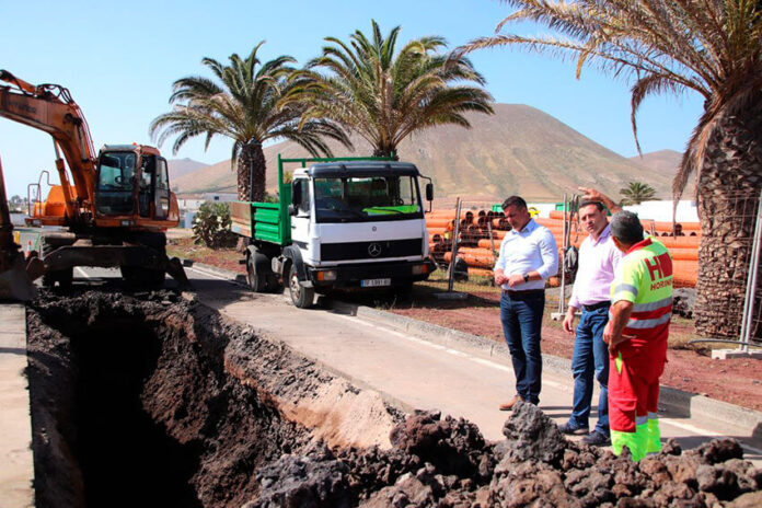 Óscar-Noda-visita-obras-en-Uga Noticias Yaiza | Yaiza consolida sus 22,9 millones de superávit y apunta a una decena de obras listas para licitar