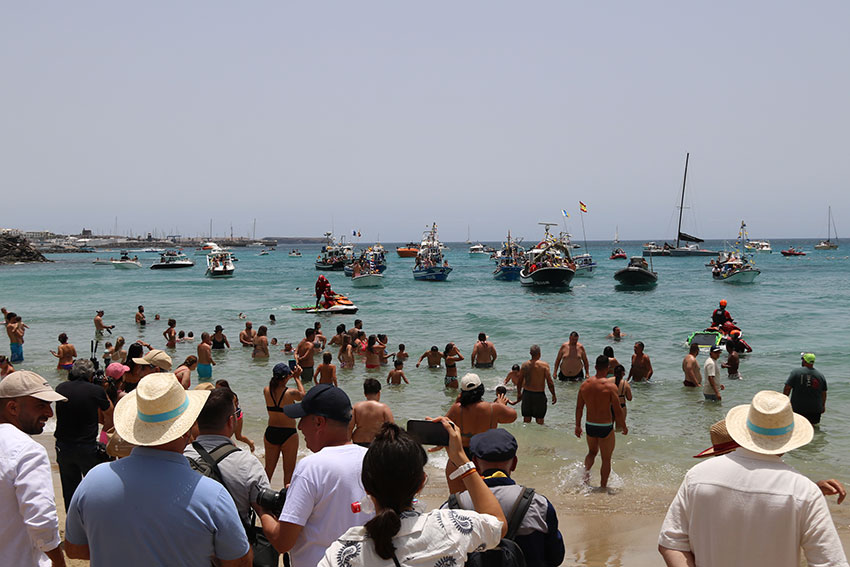 Playa Blanca embarca a la Virgen del Carmen con más de cincuenta barcos en su litoral