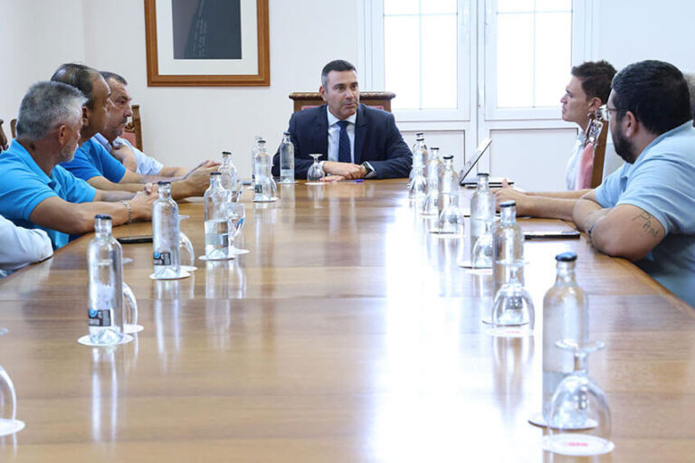 Noticias | El Cabildo se reúne con las cooperativas del taxi para escuchar al sector y aunar posturas de cara a optimizar el servicio