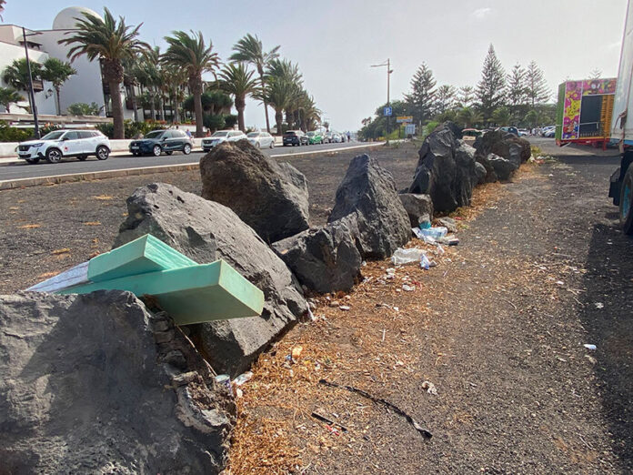 Noticias Playa Blanca | El PP de Yaiza denuncia la lamentable imagen de suciedad en Playa Blanca tras las fiestas