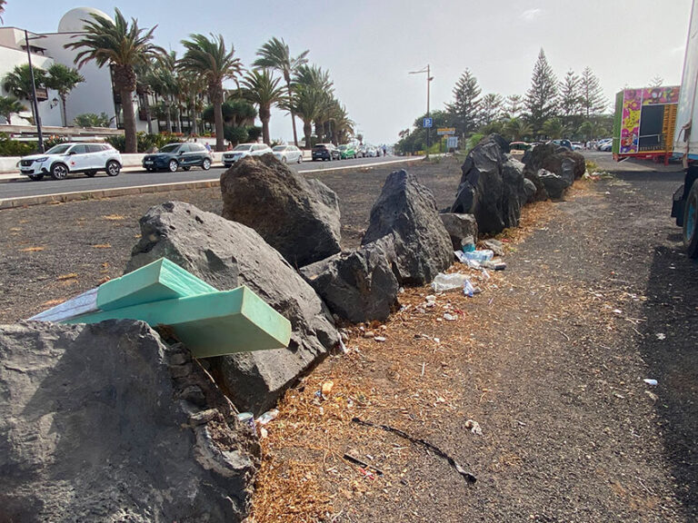Noticias Playa Blanca | El PP de Yaiza denuncia la lamentable imagen de suciedad en Playa Blanca tras las fiestas
