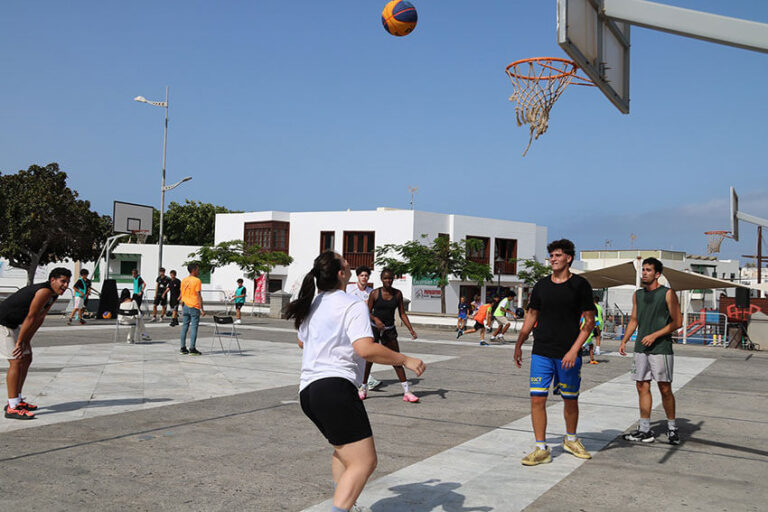 Noticias Playa Blanca | El XV Torneo 3x3 del Club Tinyala llena de baloncesto y compañerismo la Plaza del Carmen