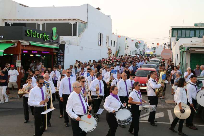 Playa Blanca se emociona en la procesión de honra a su patrona