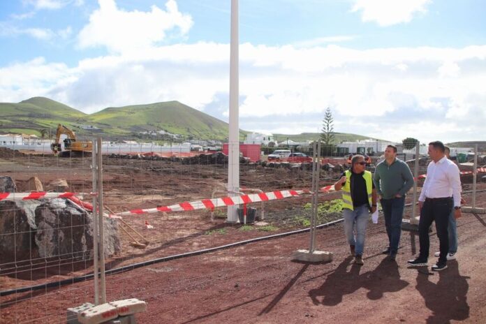 Visita del alcalde y del concejal de Obras a trabajos en la zona Noticias Yaiza | Yaiza mejora el proyecto de club social de Uga y lo licita por 758.000 euros