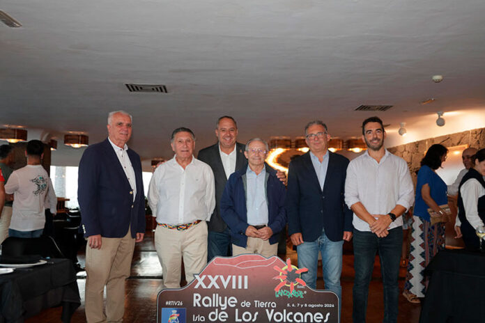 Autoridades en el acto de bienvenida a los equipos del S-CER Noticias | El Rallye de Tierra Isla de los Volcanes-Trofeo Ciudad de Arrecife celebra esta tarde la Ceremonia de Salida