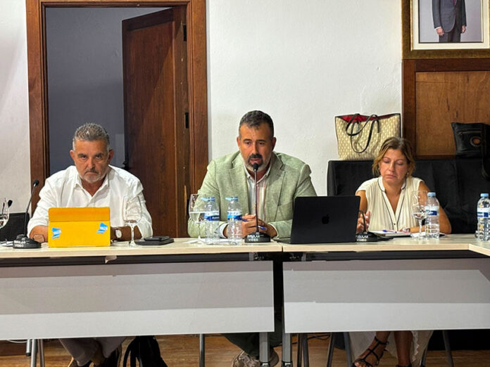 Concejales-CC-Yaiza-durante-el-pleno Noticias Yaiza | Coalición Canaria acusa al Gobierno de Yaiza de rechazar la planificación del pueblo y una solución para acceder al mar