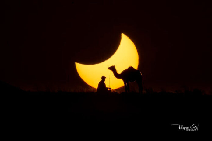El Guelfo y el eclipse solar · 12 de agosto 2026. © Rosa García Noticias Yaiza | Rosa García vuelve a unir la luna y la tradición con una preciosa imagen del eclipse en Lanzarote