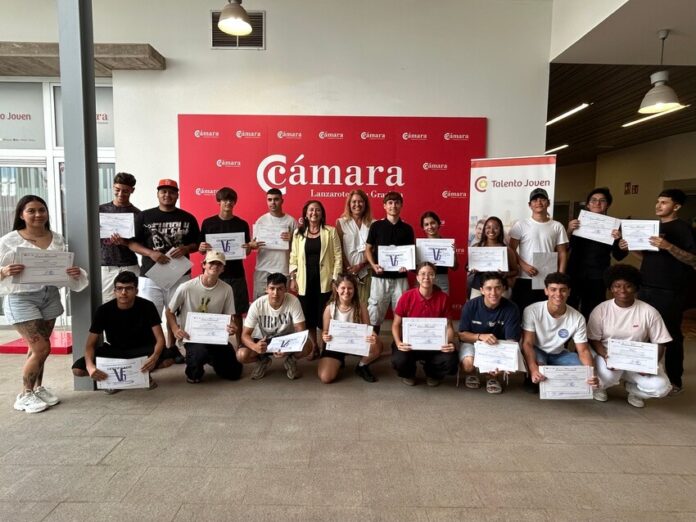 Foto de grupo Noticias | La Cámara de Comercio capacita a 22 jóvenes en socorrismo acuático para impulsar la empleabilidad local