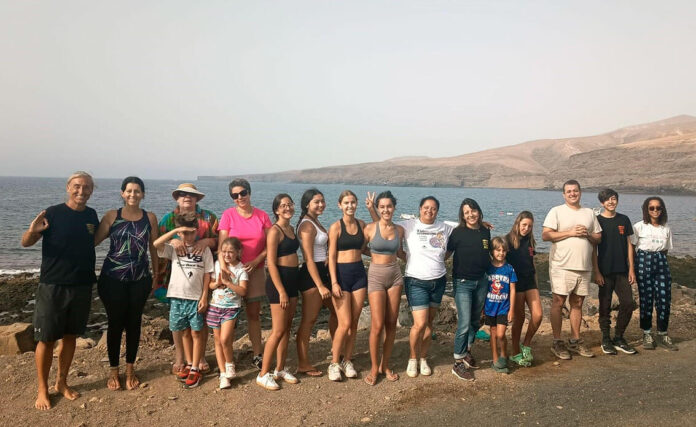Foto-de-grupo Noticias Yaiza | 25 voluntarios se unen en Playa Quemada para cuidar el litoral