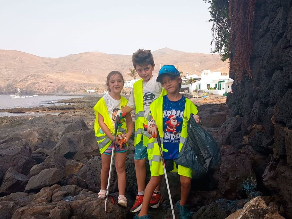 25 voluntarios se unen en Playa Quemada para cuidar el litoral
